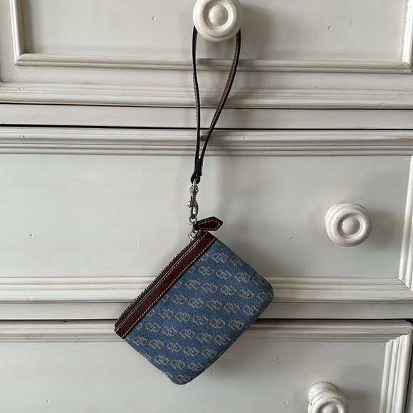 Dooney & Bourke wristlet - Picture 2 of 3